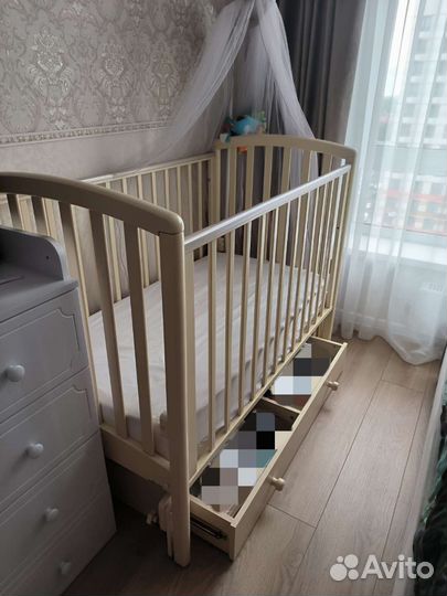 Детская кроватка с маятником