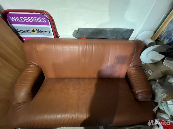 Кожаный диван
