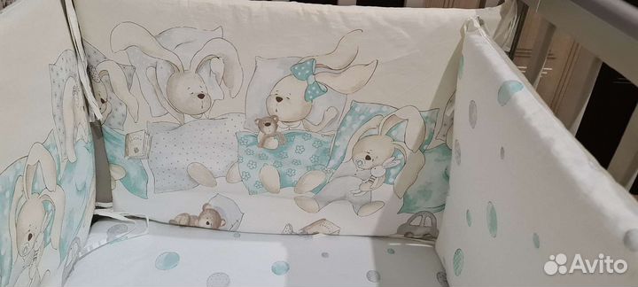 Кроватка и Комплект : борты, одеяло, подушка, т.д