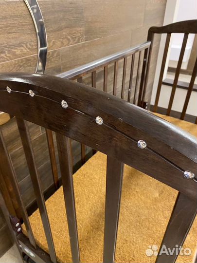 Детская кроватка с маятником и ящиком