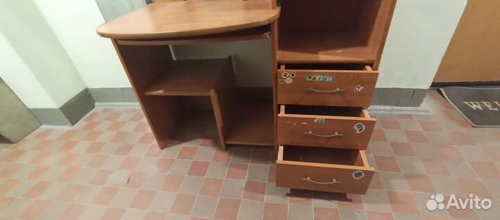 Компьютерный стол с полками