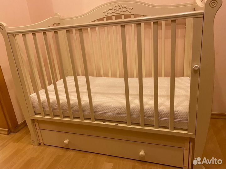 Детская кроватка с маятником из массива дерева