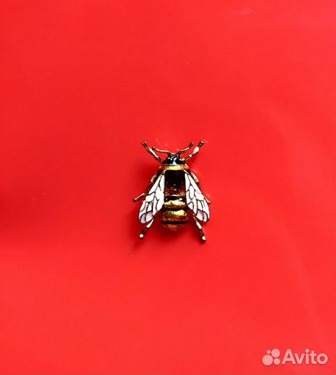 Брошки бабочка и пчела