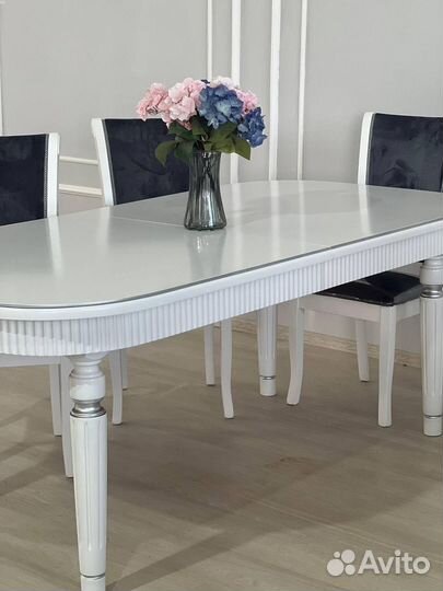 Стол обеденный. В наличии