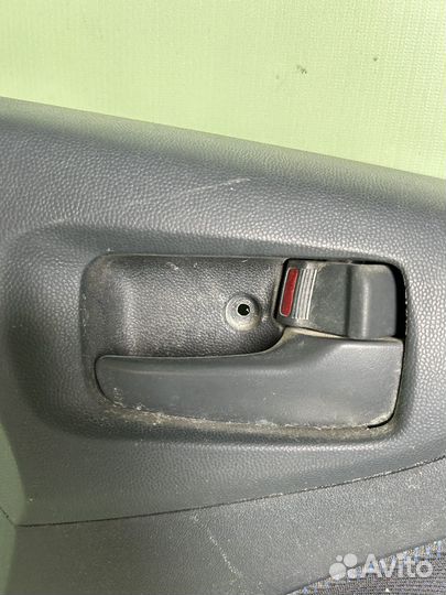 Обшивка двери передняя правая colt правый руль