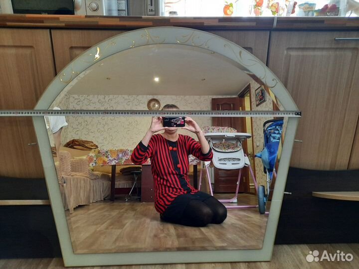 Зеркало с полочками