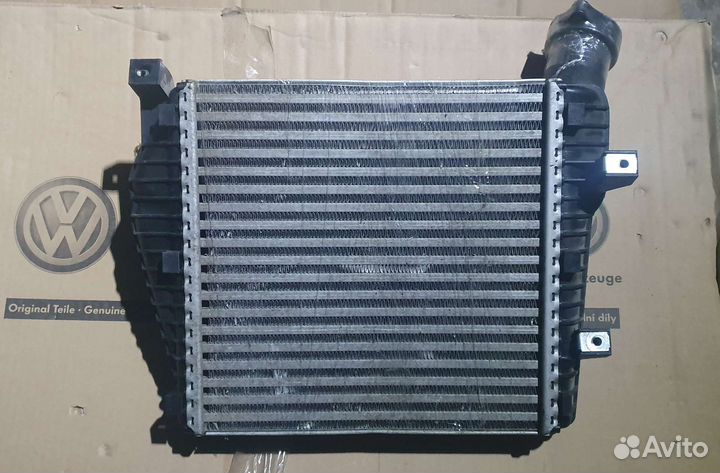 Радиатор интеркулера левый Audi Q7 4L VW Touareg