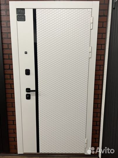 Дверь входная белая