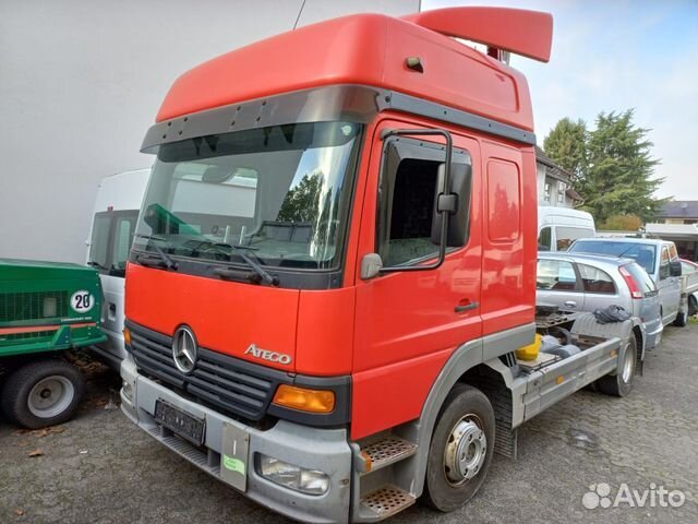 Стекло фары правое Mercedes Atego