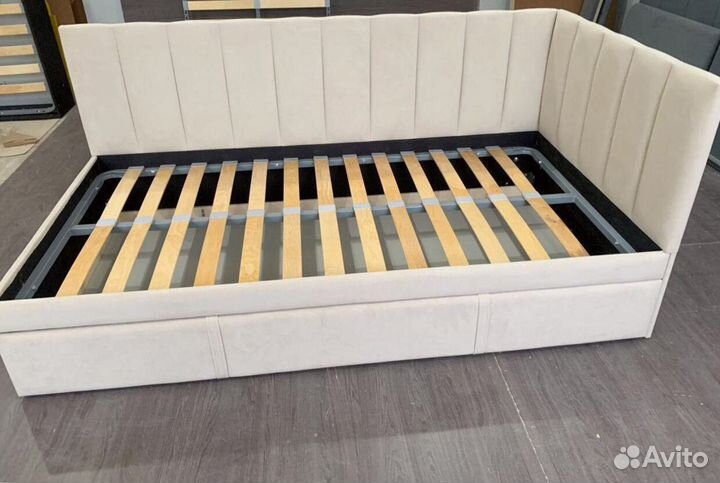 Кровать с мягким изголовьем