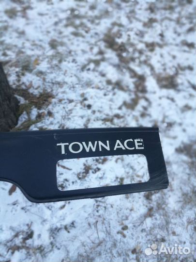 Накладка на заднюю дверь тоун аис