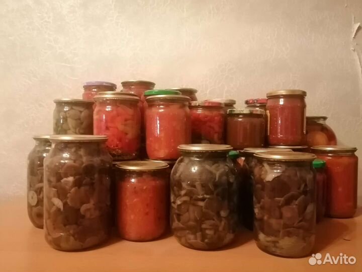 Грибы в разном виде, помидоры, закуски, разносолы