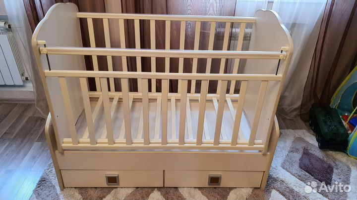Детская кроватка с маятником