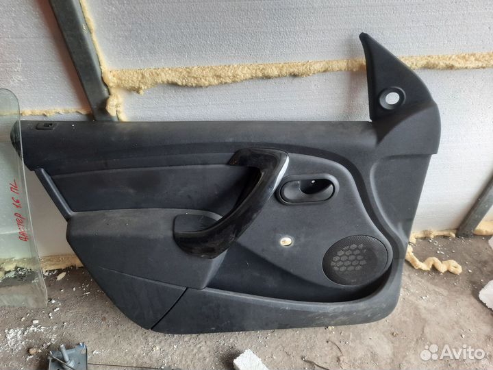 Обшивка передней двери Renault duster