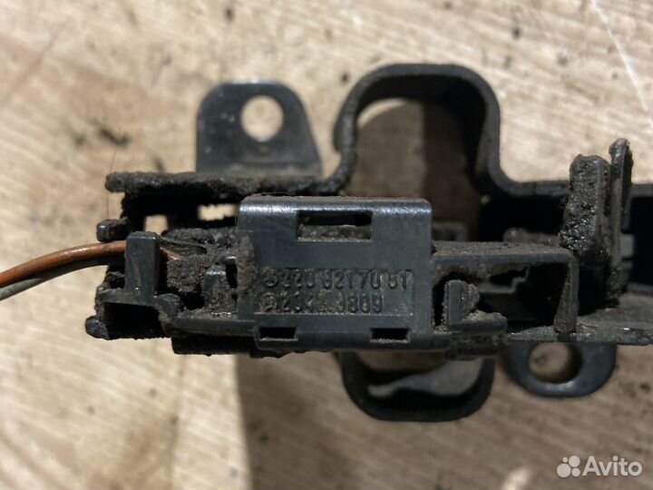 Замок капота правый Mercedes-Benz S-Class W220