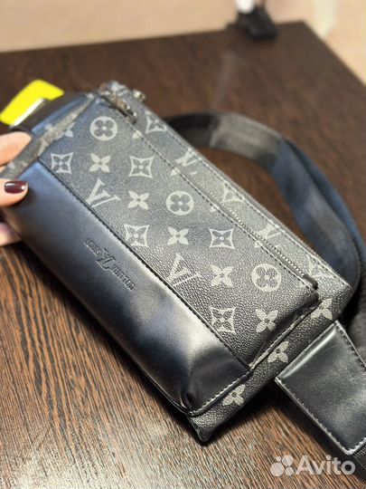 Сумка на пояс louis vuitton