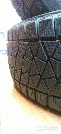 Bridgestone Blizzak DM-V2 215/60 R17 96S