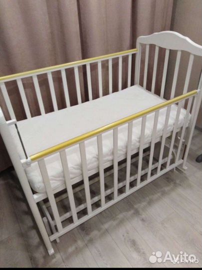 Детская кроватка с маятником