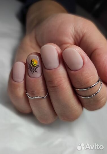 Модель на маникюр