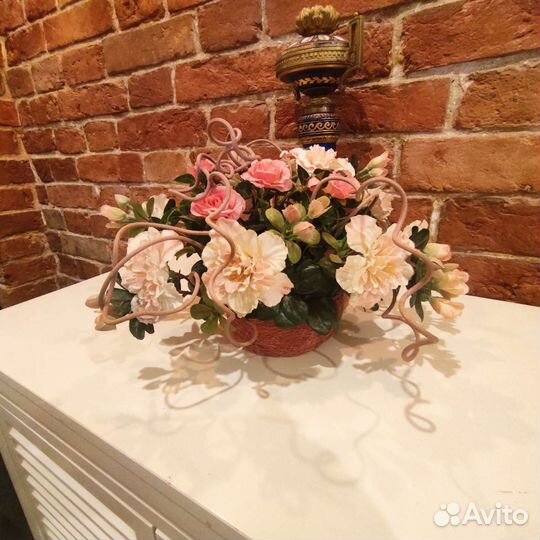 Интерьерная композиция из искусственных цветов