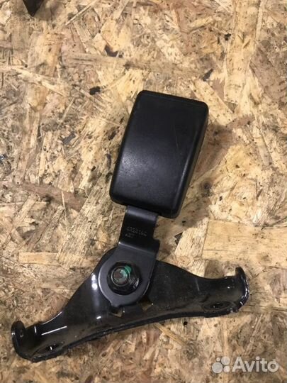 Ответная часть ремня безопасности передняя Nissan