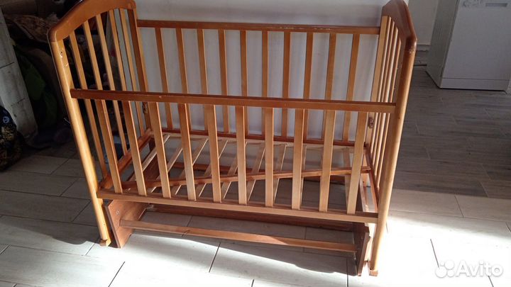 Детская кроватка с маятником