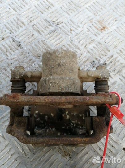 Суппорт задний левый Toyota Avensis AZT250L 1.8