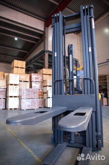 Штабелёр электрический самоходный с площадкой