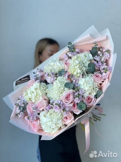 Роскошный букет с розами и гортензиями