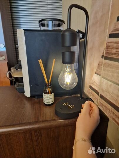 Беспроводная зарядка. Лампа настольная на магните