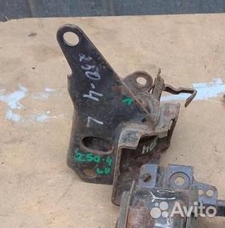 Опора двигателя левая toyota avensis ZZT251