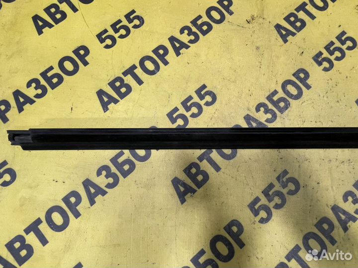 Накладка стекла переднего левого Kia Sportage 3