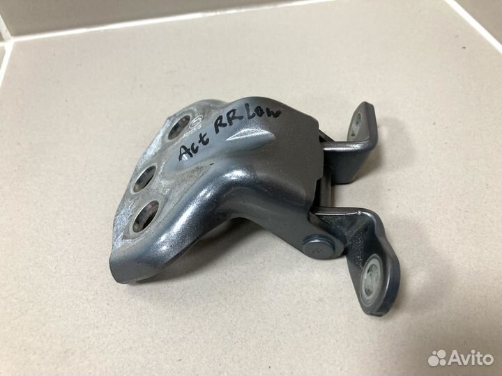 Петля правой двери нижняя Ssang Yong Actyon NEW