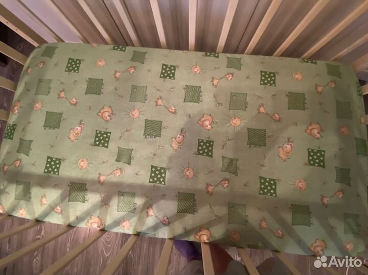 Кроватка детская с маятником