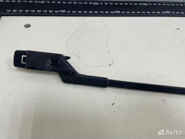 Поводок стеклоочистителя передний правый