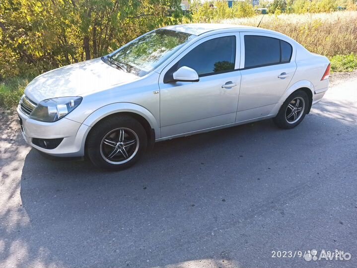 Opel Astra 1.6 МТ, 2013, 158 000 км