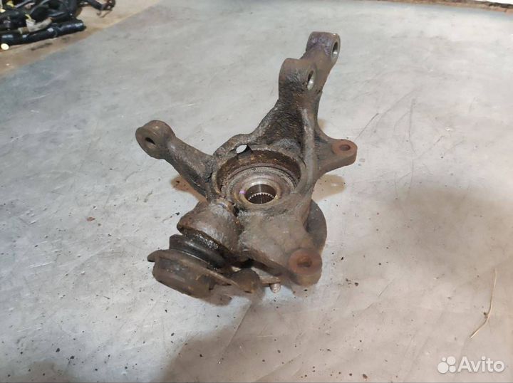 Кулак передний левый Toyota Avensis Verso 2001