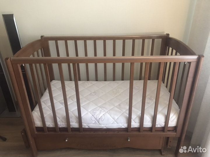 Детская кроватка с маятником
