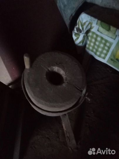 Ручная старинная зернодробилка