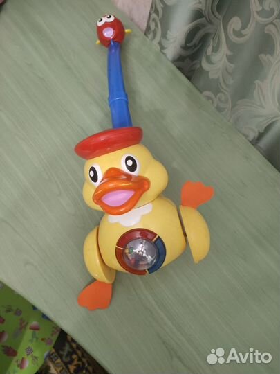Игрушка каталка уточка мигает, крякает
