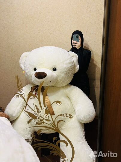Огромный плюшевый медведь
