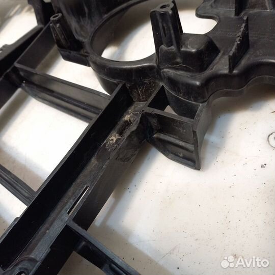 Кронштейн решетки радиатора Audi Q7 4M