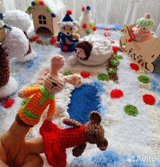 Вязаный развивающий коврик