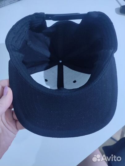 Кепка с прямым козырьком с надписью 