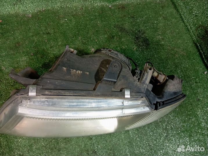 Фара левая Mitsubishi Carisma
