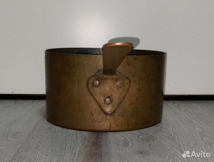 Старинная медная кастрюля с ручкой