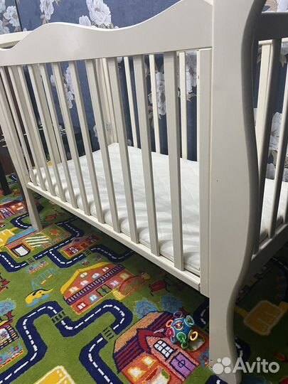 Кровать детская с маятником