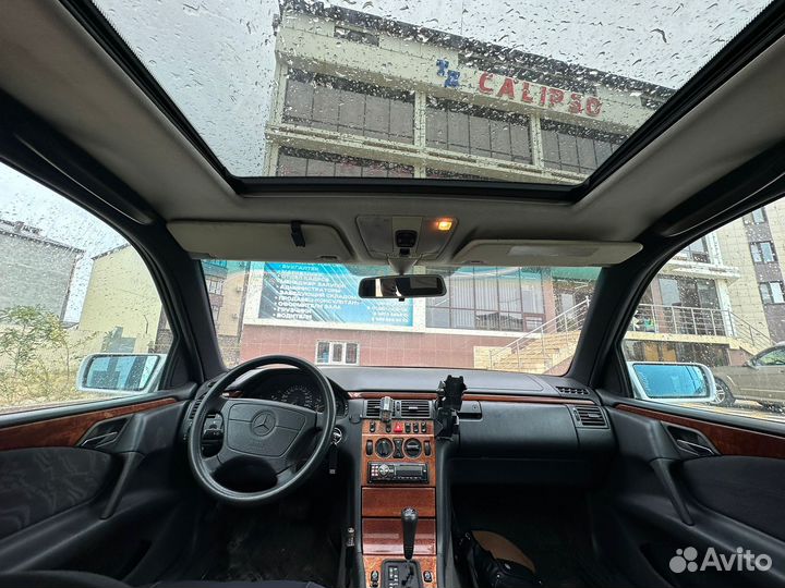 Mercedes benz E class 210