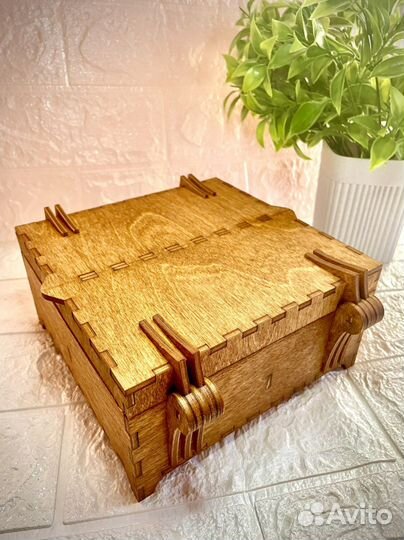 Деревянная шкатулка