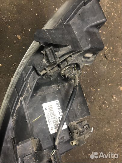 Передняя правая фара Nissan Tiida 1